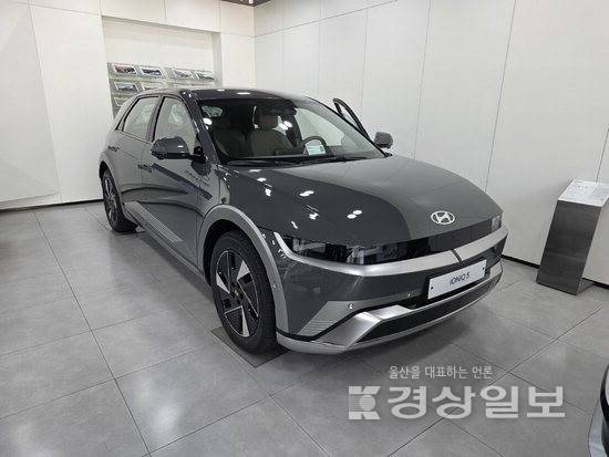 ▲ 울산 남구 삼산동의 한 자동차 판매대리점에 전기차가 전시돼 있다.