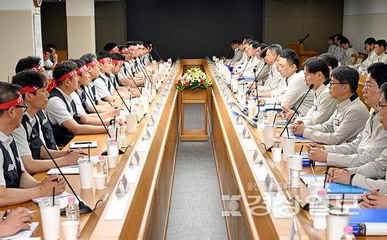 ▲ 현대자동차 노사가 6일 울산공장 본관 동행룸에서 최영일 현대차 대표이사, 박상만 전국금속노조위원장, 이종철 현대차지부 지부장을 비롯한 노사 교섭 대표 등 60여명이 참석한 가운데 2026년 임금협상 상견례를 가졌다. 현대차 제공