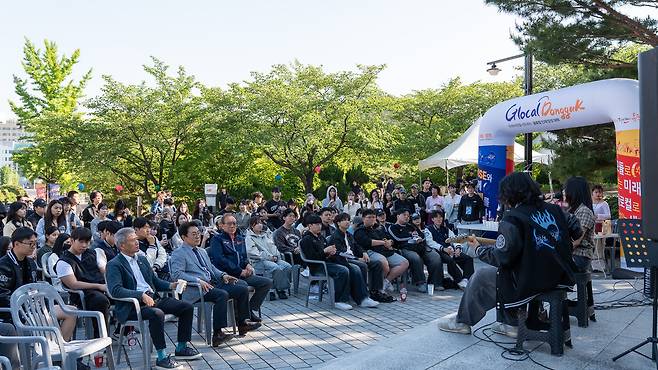 류완하 동국대학교 WISE캠퍼스 총장(좌측 두번째 )을 비롯한 교무위원들이 행사에 참여해 행사를 즐기고 있다. /동국대학교 WISE캠퍼스 제공
