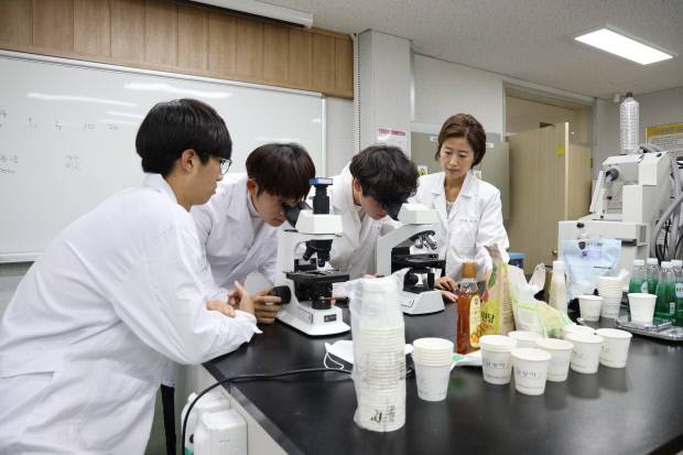 경일대학 조기취업형 계약학과에서 학생들이 수업 중이다. 경북도 제공