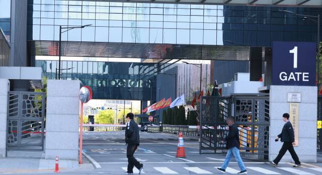 삼성바이오로직스 노동조합이 전면 파업을 개시한 지난 1일 인천 연수구에 위치한 삼성바이오로직스 공장 앞을 보행자들이 지나가고 있다. / 사진=연합뉴스