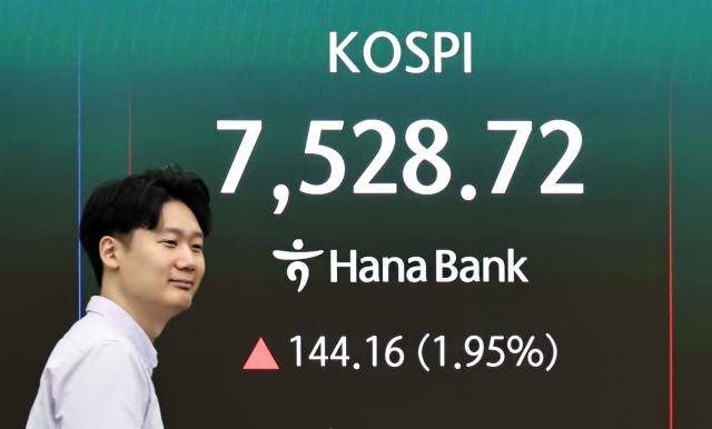 7일 서울 중구 하나은행 딜링룸 현황판에 코스피가 표시되고 있다. 이날 코스피는 전 거래일 대비 114.51포인트(1.55%) 오른 7,499.07에, 코스닥은 0.66포인트(0.05%) 오른 1,210.83에 개장했다. 코스피는 장중 7,500을 돌파하며 또 최고치를 경신했다. [사진=연합뉴스]
