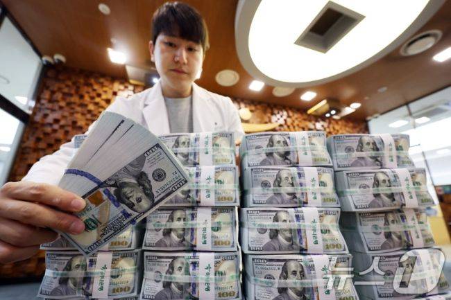서울 중구 하나은행 위변조대응센터에서 은행 관계자가 달러화를 정리하는 모습./제공=뉴스1