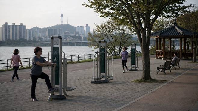 연간 15조 원이 넘는 비만의 사회경제적 비용을 감당해야 하는 한국에서, 글로벌 빅파마의 독점과 고가 정책은 치료제 급여화 확대를 가로막는 최대 걸림돌이라는 지적이다. 사진=생성형AI
