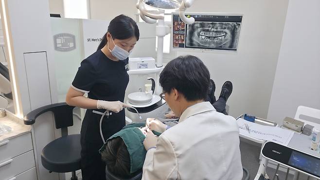 진료 중인 의정부성모치과 김경재 원장