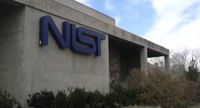 미국 상무부 NIST 산하 AI 표준·혁신센터(CAISI)는 프런티어 AI 모델을 대상으로 사이버보안, 생화학 위험, 군사적 오용 가능성 등을 점검하는 검증 조직이다. / 여성경제신문DB