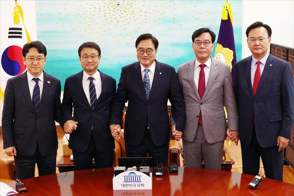 우원식 국회의장(가운데)이 7일 국회의장 집무실에서 여야 원내대표 회동을 열고 기념 촬영을 하고 있다. 왼쪽부터 더불어민주당 천준호 원내운영수석부대표, 한병도 원내대표, 우 의장, 국민의힘 송언석 원내대표, 유상범 원내운영수석부대표. 2026.5.7 [공동취재] 연합뉴스