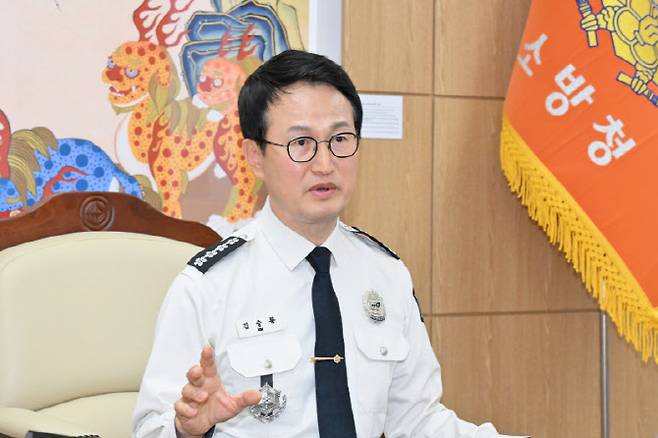 김승룡 소방청장이 정부세종청사 소방청 집무실에서 발언하고 있다.(사진=소방청)