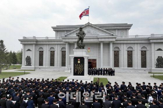 북한 노동당 기관지 노동신문은 지난 4일 사회주의애국청년동맹 제11차 대회 참가자들이 해외군사작전 전투위훈기념관을 참관했다고 보도했다. (사진=뉴스1)