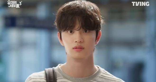 유미는 앞머리를 내리고 안경을 벗은 순록의 자연스러운 모습에 반하게 된다. 사진=티빙 유튜브 영상 캡처