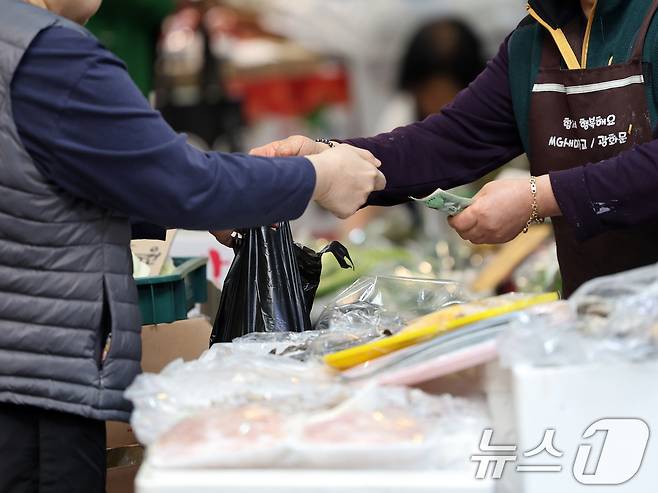 서울 시내 한 전통시장에서 시민들이 장을 보고 있다. 한국은행이 4월 23일 발표한 '2026년 4월 소비자동향조사 결과'에 따르면 이달 소비자심리지수(CCSI)는 99.2로 전월(107.0)보다 7.8p 하락했다. 이는 2024년 12월(-12.7p) 비상계엄 사태 이후 최대 감소 폭이다. ⓒ 뉴스1 황기선 기자