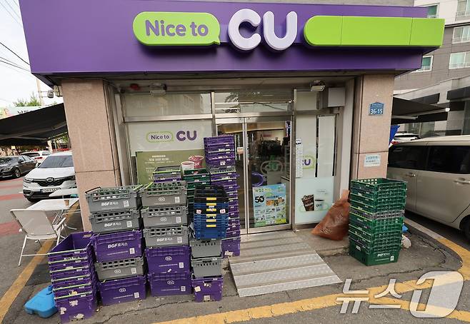 CU 화물연대 파업으로 광주 북구에 위치한 한 CU 편의점 앞에 공병을 받은 박스가 쌓여 있다. ⓒ 뉴스1