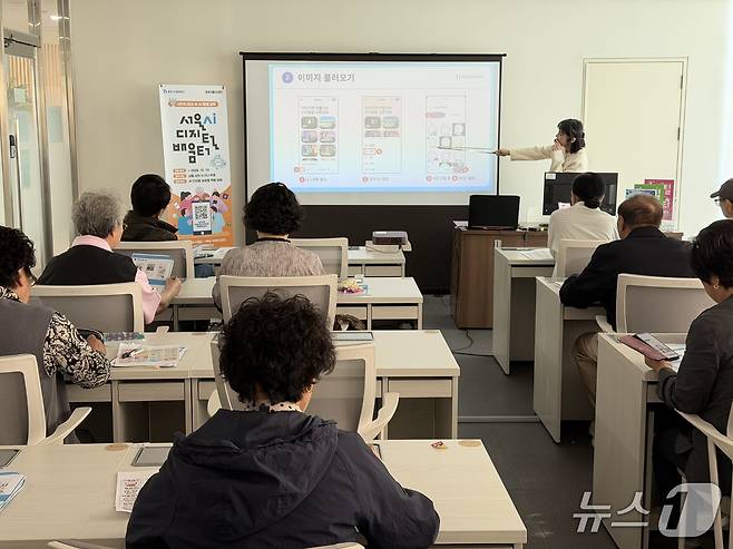 5일 서울 강서 곰달래어르신 복지센터에 갖춰진 AI 디지털배움터에서 노인들이 생성형 AI 교육을 받고 있다. 2026.5.6 ⓒ 뉴스1 이기범 기자