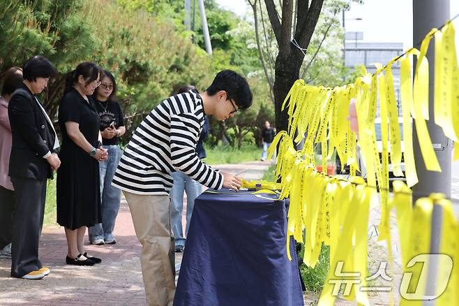 7일 오전 광주 광산구 월계동 남부대 인근 인도에 흉기피습으로 사망한 10대 여학생을 추모하기 위한 시민들의 발걸음이 이어지고 있다. 2026.5.7 ⓒ 뉴스1 박지현 기자
