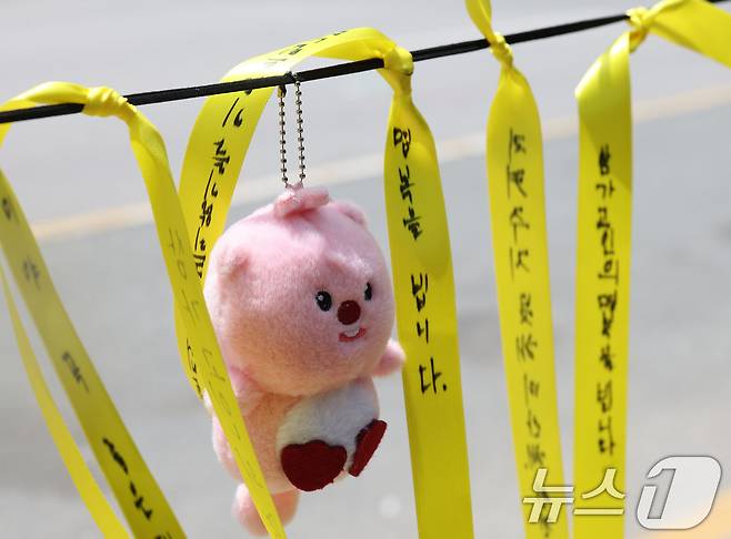 7일 광주 광산구 월계동 남부대 인근 인도에 흉기피습으로 사망한 10대 여학생을 추모하기 위한 노란리본 속 메시지가 바람에 나부끼고 있다. 2026.5.7 ⓒ 뉴스1 박지현 기자