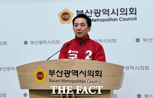 보수 진영 내에서는 단일화만이 승리를 위한 유일한 돌파구라는 분석이 지배적이다. 사진은 국민의힘 부산 북구갑 보궐선거 후보로 확정된 박민식 전 국가보훈부 장관이 6일 부산시의회 브리핑룸에서 기자회견을 열고 북구갑 보궐선거에 공식 출마 선언을 하고 있는 모습. /뉴시스