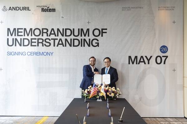 이용배(오른쪽) 현대로템 대표이사 사장과 브라이언 쉼프 안두릴 공동창업자 겸 CEO가 7일 서울 종로구 포시즌스 호텔에서 무기체계 고도화를 위한 업무협약을 체결한 후 기념촬영을 하고 있다. /현대로템