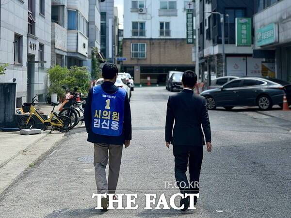김신웅 더불어민주당 대전시의원 후보(서구 제5선거구, 둔산·1·2·3동)가 박범계 더불어민주당 의원(오른쪽)과 함께 둔산동 골목을 누비며 선거운동을 하고 있다. /김신웅 후보