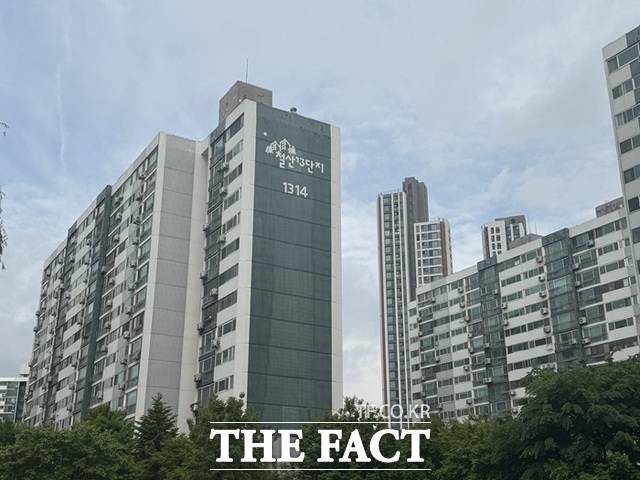 철산주공13단지 재건축 조합은 지난달 29일 광명시로부터 조합설립인가 통보를 받았다. 지난해 5월 정비구역 지정 이후 1년 만이다. 사진은 철산주공13단지 전경. /황준익 기자