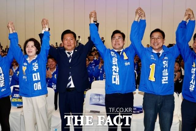 추미애 경기지사 후보는 이번 지방선거를 "다시 오지 않을 기회"라고 규정하며 후보자들을 향해 낮은 자세를 주문했다. 사진은 7일 경기 고양시 킨텍스에서 열린 경기·인천·제주 지역 공천자대회에 참석한 추미애 경기도지사 후보(왼쪽부터), 정청래 더불어민주당 대표, 박찬대 인천시장 후보, 위성곤 제주지사 후보. /뉴시스