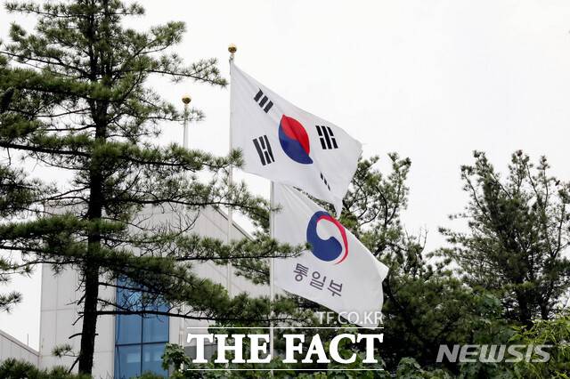 통일부는 7일 항공안전법 일부개정법률안의 국회 본회의 통과에 “한반도 상공에서 인위적으로 긴장을 고조시키는 행위는 근절돼야 한다”고 밝혔다. 사진은 서울 종로구 통일부 남북회담본부에 태극기와 통일부 깃발이 바람에 날리는 모습. /뉴시스
