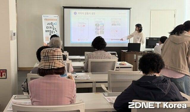 서울 강서구 곰달래 복지센터 디지털배움터에서 진행되는 AI 교육 (사진=지디넷코리아)