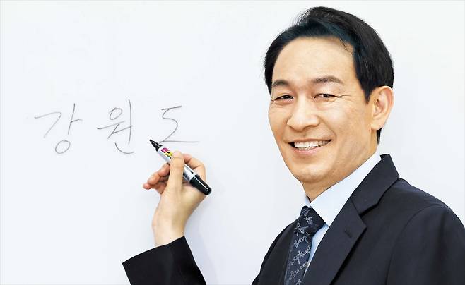 더불어민주당 우상호 강원도지사 후보가 21일 서울 중구 조선일보 대회의실에서 인터뷰를 하고 있다. 우 후보는 이날 “좋은 일자리를 창출하고 거주 여건도 개선해 청년들이 돌아오는 강원도를 만들겠다”고 했다. /박성원 기자
