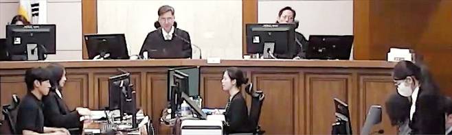 지난달 28일 서울 서초구 서울고등법원에서 신종오(가운데) 판사가 김건희 여사의 ‘도이치모터스 주가 조작’ 사건 항소심을 진행하고 있다. 신 판사는 이날 김 여사에게 1심의 징역 1년 8개월보다 무거운 징역 4년에 벌금 5000만원을 선고했다. /서울고등법원