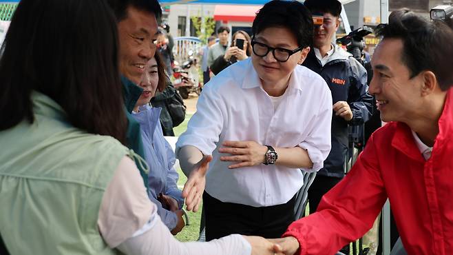 부산 북갑 국회의원 보궐선거에 출마한 국민의힘 박민식(오른쪽) 후보와 무소속 한동훈(가운데) 후보/연합뉴스