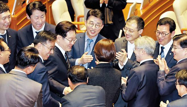 이재명 대통령이 지난달 2일 추가경정예산안에 대한 시정연설을 하기 위해 국회 본회의장으로 입장하며 민주당 의원들과 인사하고 있다. /김지호 기자