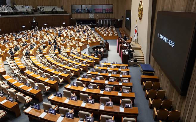 우원식 국회의장이 7일 국회에서 열린 제435회 국회(임시회) 1차 본회의에서 대한민국 헌법 개정안에 대한 국민의힘 참여를 호소한 뒤 기다리고 있다./연합뉴스