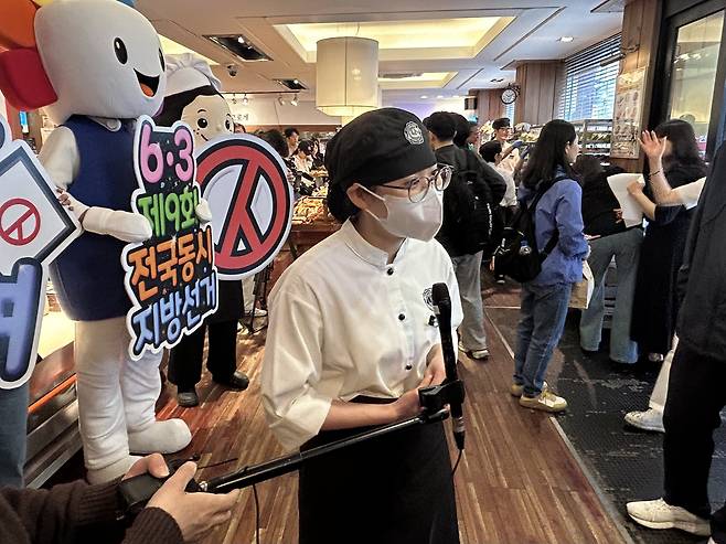 7일 대전 중구 은행동 성심당 본점에 근무하는 김하영 사원이 "뿌듯하다"며 소감을 밝히고 있다. 안민기 기자