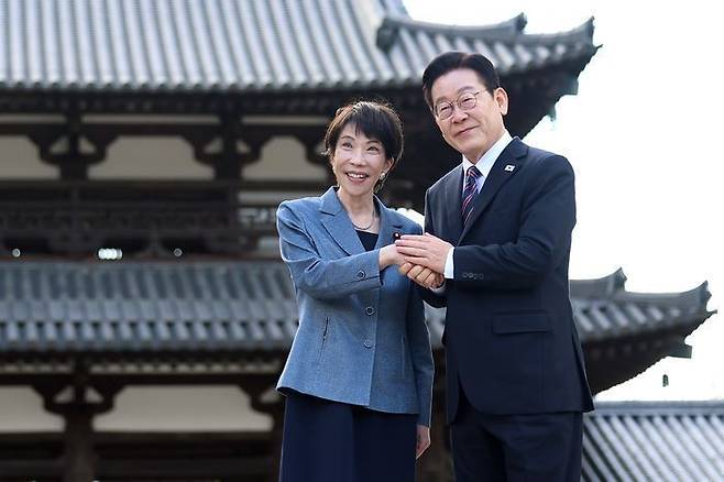 이재명 대통령과 다카이치 사나에 일본 총리가 1월 14일 나라현의 대표 문화유적지인 호류지에서 열린 친교 행사에서 기념촬영을 하고 있다. ⓒ뉴시스