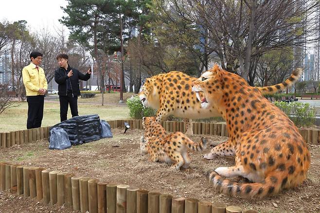최근 대구 달서구 월암동 선돌공원에서 이태훈 달서구청장(왼쪽)과 구청 직원이 선사시대 동물 조형물을 살펴보고 있다. 대구 달서구 제공
