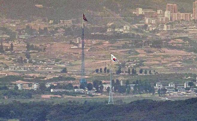 경기도 파주 접경지역에서 바라본 비무장지대(DMZ) 북한 기정동 마을의 인공기와 남한 대성동 마을의 태극기가 나란히 펄럭이고 있다. 2024.6.6 뉴스1