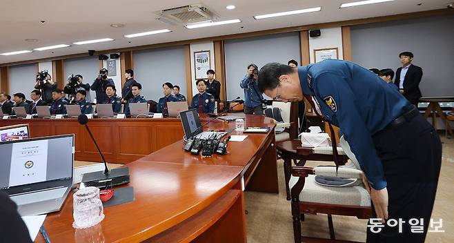 유재성 경찰청장 직무대행이 지난해 12월 1일 서울 서대문구 경찰청에서 열린 전국 경찰 지휘부 화상회의에 참석해 12.3 위헌적인 비상계엄 당시 경찰 조치에 대해 고개 숙여 사과하고 있다. 홍진환 기자 jean@donga.com