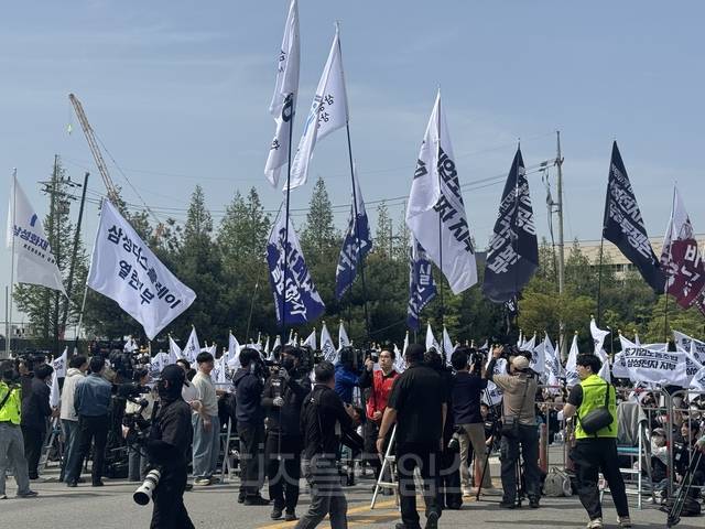 경기도 평택시 삼성전자 평택캠퍼스 앞에서 열린 삼성전자 노동조합 공동투쟁본부의 ‘투명하게 바꾸고, 상한폐지 실현하자-4/23 투쟁 결의대회’에서 조합원들이 깃발을 들고 있다.