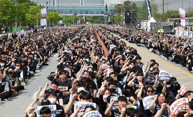 지난달 23일 경기 평택시 삼성전자 평택캠퍼스 앞에서 열린 삼성전자 노동조합 공동투쟁본부의 ‘투쟁 결의대회’에서 조합원들이 구호를 외치고 있다. [평택=연합뉴스]
