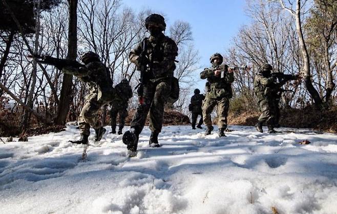육군 15사단은 지난 2024년 1월 22일부터 26일까지 강원도 화천·철원 일대에서 동계 작전수행능력 향상을 위한 혹한기 전술훈련을 실시한다고 밝혔다.(자료사신) 육군 15사단 제공