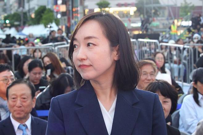 더불어민주당 아산을 국회의원 보궐선거 후보로 공천된 전은수 전 청와대 대변인이 지난달 30일 충남 아산 온양온천역 앞에서 열린 제65회 아산 성웅이순신축제 개막식에 참석하고 있다. 뉴시스
