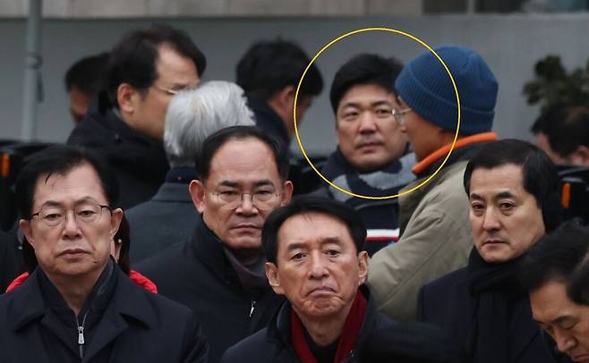 이용 국민의힘 후보가 윤석열 당시 대통령 체포영장 유효기간 만료일인 지난해 1월6일 서울 용산구 한남동 대통령 관저 앞에서 대기할 때의 모습. 연합뉴스