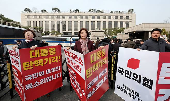 지난해 3월24일 서울 종로구 헌법재판소 앞에서 이용 전 의원(오른쪽)이 윤석열 당시 대통령 탄핵을 반대하는 피케팅을 하고 있다. 연합뉴스