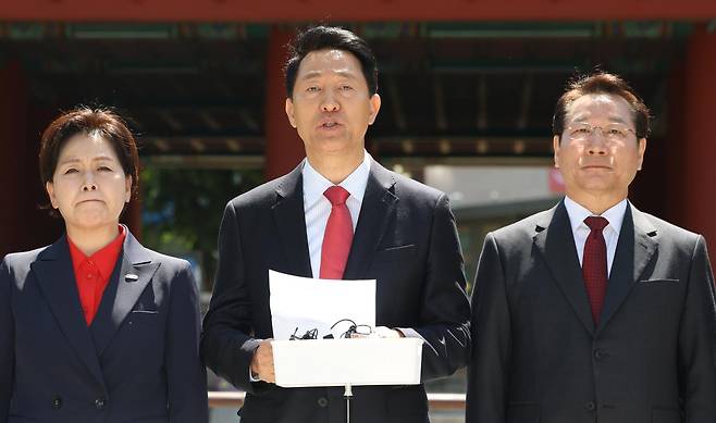 오세훈(가운데) 국민의힘 서울시장 후보가 5일 서울 종로구 보신각 앞에서 강원·충청·세종·수도권 광역후보들과 '이재명 사법쿠데타 저지를 위한 국민의힘 광역단체장 후보 긴급 기자회견'을 하고 있다. 왼쪽부터 양향자 경기지사 후보, 오 후보, 유정복 인천시장 후보. 연합뉴스