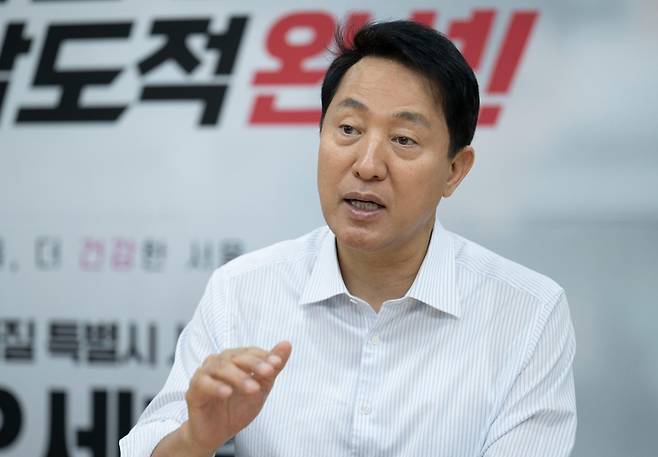 오세훈 국민의힘 서울시장 후보가 5일 서울 종로구 선거 사무실에서 본보와 인터뷰하고 있다. 강예진 기자