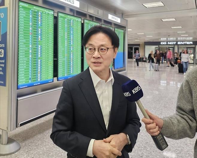 김정관 산업통상부 장관이 6일 미국 워싱턴 인근 덜레스 국제공항에서 취재진을 만나고 있다. 워싱턴=연합뉴스