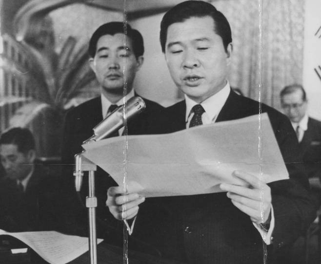 1970년 1월 24일 김대중 신민당 의원이 기자회견을 열어 "신민당 대통령후보 지명전에 나설 용의가 있다"고 선언하고 있다. 뒤쪽에 서 있는 이는 당시 김대중의 측근이었던 김상현 의원. 한국일보 자료사진