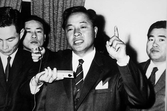 1969년 11월 8일 기자회견을 열어 신민당 대통령후보 지명전에 나서겠다고 밝히는 김영삼 의원. 그는 3연임에 도전하는 박정희에 맞서 '40대 기수론'을 들고 나왔다. 한국일보 자료사진
