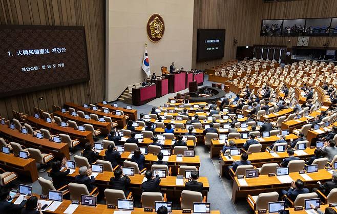 우원식 국회의장이 7일 국회에서 열린 제435회국회(임시회) 1차 본회의에 대한민국 헌법 개정안을 상정한 뒤 그 뜻과 의미를 설명하고 있다. 연합뉴스