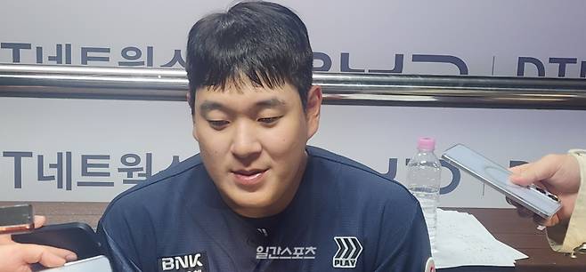 6일 수원 KT 위즈전에서 팀 승리를 이끌고 취재진과 인터뷰하는 나승엽. IS포토