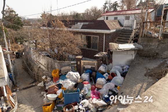 철거를 앞둔 서울 성북구 정릉골 재개발 현장. 2024년 1월 관리처분인가를 받고 이주율도 88%를 넘겼지만, 올해로 예상됐던 타운하우스 입주는 사실상 기약이 없는 상태다.  [사진=김민지 기자]